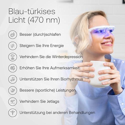 **AYOlite Lichttherapiebrille: Ein Gamechanger für mehr Energie und besseren Schlaf**
Die AYOlite Lichttherapiebrille hat sich als eine der effektivsten Alternativen zu herkömmlichen Tageslichtlampen etabliert. Besonders in der dunklen Jahreszeit erleben viele Menschen Müdigkeit und Antriebslosigkeit. Die innovative Brille nutzt die Vorteile von blau-türkisfarbenem Licht, um den natürlichen Schlaf-Wach-Rhythmus zu unterstützen, wodurch Nutzer in den Wintermonaten vitaler und energetischer fühlen können.
**Vorteile der AYOlite Lichttherapiebrille:**
1. **Bewegungsfreiheit:** Anders als herkömmliche Tageslichtlampen ist die AYOlite leicht und bietet uneingeschränkte Bewegungsfreiheit. Sie kann problemlos über der normalen Brille getragen werden, sodass alltägliche Aktivitäten wie Frühstück zubereiten nicht unterbrochen werden müssen.
2. **Natürliche Energie:** Die Brille hilft, den Biorhythmus zu stabilisieren und bietet eine natürliche Methode gegen Müdigkeit und Winterdepression. Viele Nutzer berichten von einem gesteigerten Energielevel und einer besseren Stimmungsteilhabe im Alltag.
3. **Nachgewiesene Sicherheit:** Das von der AYOlite ausgestrahlte Licht ist zu 100% sicher für die Augen und entspricht den internationalen Sicherheitsstandards (IEC 62471). Dies wurde auch durch unabhängige Prüfungen, unter anderem von TÜV Rheinland, bestätigt.
4. **Einfach und benutzerfreundlich:** Die Angebotsgarantie von 30 Tagen ermöglicht es den Nutzern, die Brille ohne Risiko auszuprobieren. Bei Unzufriedenheit kann die Brille problemlos zurückgegeben werden.
5. **Schlafverbesserung:** Nutzer berichten von verbesserten Schlafmustern, was zu erholsameren Nächten und damit zu energetischeren Tagen führt. Die Brille kann helfen, die Abhängigkeit von Schlafmitteln und anderen künstlichen Lösungen zu reduzieren.
Zusammengefasst ist die AYOlite Lichttherapiebrille eine empfehlenswerte Lösung für all jene, die in den winterlichen Monaten mit Antriebslosigkeit und Müdigkeit kämpfen. Die positive Resonanz zahlreicher Nutzer bekräftigt die Wirksamkeit des Produkts und seine Vorteile gegenüber herkömmlichen Lösungen.
Falls Sie Ihr Energieniveau steigern oder Ihre Schlafqualität verbessern möchten, sollten Sie die AYOlite Lichttherapiebrille ausprobieren. Erleben Sie selbst die positiven Effekte dieser innovativen Technologie