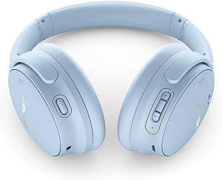 **Titel: Die Bose QuietComfort Kopfhörer – Ein Must-Have für Musikliebhaber und Vielreisende**
**Einführung**
In der heutigen Welt, in der Qualität und Tragekomfort bei Kopfhörern entscheidend sind, heben sich die Bose QuietComfort Kopfhörer deutlich von der Konkurrenz ab. Die zahlreichen positiven Rezensionen zeigen, dass diese Kopfhörer nicht nur mit ihrem herausragenden Sound, sondern auch mit innovativen Funktionen wie Noise-Cancelling und einer langen Akkulaufzeit überzeugen.
**Erfahrungen von Nutzern**
Die Rezensionen von Nutzern, die die Kopfhörer über einen längeren Zeitraum getestet haben, bestätigen die Qualität des Produkts. Viele loben den klaren Sound und das ausgezeichnete Noise-Cancelling, das selbst in lauten Umgebungen für ungestörten Musikgenuss sorgt. Nutzer wie „Kindle Customer“ und „forsaken“ betonen die Effektivität des Noise-Cancelling, insbesondere in lauten Umgebungen wie während Flugreisen oder Stadtverkehr.
**Tragekomfort und Design**
Ein weiterer Aspekt, der in den Bewertungen oft hervorgehoben wird, ist der Tragekomfort. Die weichen Ohrpolster und der gepolsterte Kopfband sorgen dafür, dass die Kopfhörer auch über längere Zeit angenehm zu tragen sind. Das Design der Kopfhörer wird ebenfalls positiv erwähnt, wobei viele Nutzer die attraktivsten Farben und die hochwertige Verarbeitung loben.
**Technische Vorteile**
Zusätzlich zu den genannten Eigenschaften sind die QuietComfort Kopfhörer mit verschiedenen Funktionen ausgestattet:
- **Zwei Hörmodi**: Der Wechsel zwischen Noise-Cancelling und Umgebungswahrnehmung ermöglicht es Nutzern, je nach Situation die passende Einstellung zu wählen.
- **Anpassbare EQ-Einstellungen**: Nutzer können die Klangqualität nach ihren eigenen Vorlieben anpassen.
- **Bose App**: Diese App sorgt für regelmäßige Software-Updates und verbessert die Benutzererfahrung.
**Fazit**
Zusammenfassend lässt sich sagen, dass die Bose QuietComfort Kopfhörer eine hervorragende Wahl für all jene sind, die Wert auf Klangqualität, Tragekomfort und Funktionalität legen. Die positiven Rückmeldungen und Bewertungen von Nutzern belegen, dass diese Kopfhörer nicht nur eine Investition in ein Produkt, sondern in unvergessliche Hörerlebnisse sind. Ob beim Reisen, im Alltag oder beim Entspannen zu Hause – die Bose QuietComfort Kopfhörer bringen Ihre Musik zum Leben und bieten das perfekte Klangerlebnis