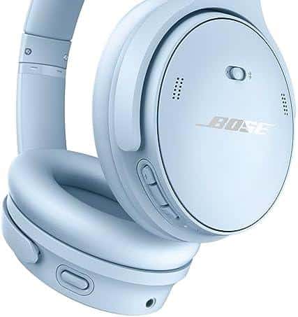 **Titel: Die Bose QuietComfort Kopfhörer – Ein Must-Have für Musikliebhaber und Vielreisende**
**Einführung**
In der heutigen Welt, in der Qualität und Tragekomfort bei Kopfhörern entscheidend sind, heben sich die Bose QuietComfort Kopfhörer deutlich von der Konkurrenz ab. Die zahlreichen positiven Rezensionen zeigen, dass diese Kopfhörer nicht nur mit ihrem herausragenden Sound, sondern auch mit innovativen Funktionen wie Noise-Cancelling und einer langen Akkulaufzeit überzeugen.
**Erfahrungen von Nutzern**
Die Rezensionen von Nutzern, die die Kopfhörer über einen längeren Zeitraum getestet haben, bestätigen die Qualität des Produkts. Viele loben den klaren Sound und das ausgezeichnete Noise-Cancelling, das selbst in lauten Umgebungen für ungestörten Musikgenuss sorgt. Nutzer wie „Kindle Customer“ und „forsaken“ betonen die Effektivität des Noise-Cancelling, insbesondere in lauten Umgebungen wie während Flugreisen oder Stadtverkehr.
**Tragekomfort und Design**
Ein weiterer Aspekt, der in den Bewertungen oft hervorgehoben wird, ist der Tragekomfort. Die weichen Ohrpolster und der gepolsterte Kopfband sorgen dafür, dass die Kopfhörer auch über längere Zeit angenehm zu tragen sind. Das Design der Kopfhörer wird ebenfalls positiv erwähnt, wobei viele Nutzer die attraktivsten Farben und die hochwertige Verarbeitung loben.
**Technische Vorteile**
Zusätzlich zu den genannten Eigenschaften sind die QuietComfort Kopfhörer mit verschiedenen Funktionen ausgestattet:
- **Zwei Hörmodi**: Der Wechsel zwischen Noise-Cancelling und Umgebungswahrnehmung ermöglicht es Nutzern, je nach Situation die passende Einstellung zu wählen.
- **Anpassbare EQ-Einstellungen**: Nutzer können die Klangqualität nach ihren eigenen Vorlieben anpassen.
- **Bose App**: Diese App sorgt für regelmäßige Software-Updates und verbessert die Benutzererfahrung.
**Fazit**
Zusammenfassend lässt sich sagen, dass die Bose QuietComfort Kopfhörer eine hervorragende Wahl für all jene sind, die Wert auf Klangqualität, Tragekomfort und Funktionalität legen. Die positiven Rückmeldungen und Bewertungen von Nutzern belegen, dass diese Kopfhörer nicht nur eine Investition in ein Produkt, sondern in unvergessliche Hörerlebnisse sind. Ob beim Reisen, im Alltag oder beim Entspannen zu Hause – die Bose QuietComfort Kopfhörer bringen Ihre Musik zum Leben und bieten das perfekte Klangerlebnis