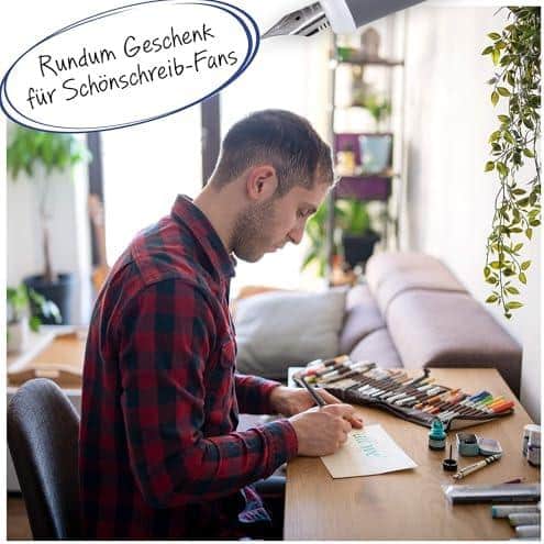 Es klingt, als ob die Rezensionen zu den Füllfederhaltern sehr positiv sind, besonders im Hinblick auf das Schreiben von Kurrent und Kalligraphie. Der Füller scheint eine angenehme Ergonomie und ein ansprechendes Design zu bieten, was für viele Nutzer 9 Es klingt, als ob die Rezensionen zu den Füllfederhaltern sehr positiv sind, besonders im Hinblick auf das Schreiben von Kurrent und Kalligraphie. Der Füller scheint eine angenehme Ergonomie und ein ansprechendes Design zu bieten, was für viele Nutzer wichtig ist, insbesondere wenn sie länger schreiben müssen. Hier sind einige wichtige Punkte, die für Autoren und Schreiber von Interesse sein könnten:
### Vorzüge des Füllfederhalters:
1. **Ergonomisches Design**: Viele Nutzer schätzen die ergonomische Dreiecksform, die angenehmes Schreiben fördert und Ermüdung der Hand verringert.
2. **Schreibgefühl**: Die Meinungen sind überwiegend positiv bezüglich des Schreibgefühls. Nutzer berichten von einem weichen, kratzfreien Schreiben, was für längeres Schreiben oder kreatives Arbeiten wichtig ist.
3. **Vielseitigkeit**: Der Füller kann sowohl von Linkshändern als auch Rechtshändern verwendet werden, was ihn für ein breites Publikum attraktiv macht.
4. **Optik**: Das ansprechende Design, insbesondere die Farbvarianten wie Black Rose und White Rose, heben sich hervor und sind auch für kreative Menschen wichtig, die Wert auf Ästhetik legen.
5. **Tintenkompatibilität**: Die Verwendung von Standard-Tintenpatronen macht den Füller praktisch, auch wenn einige Nutzer berichten, dass bestimmte Patronen Probleme bereiten können.
### Mögliche Verbesserungsbereiche:
1. **Federstärken**: Einige Nutzer wünschen sich eine schmalere Feder, um verschiedene Schreibstile oder Kalligraphien zu unterstützen.
2. **Patronenkompatibilität**: Es gibt Hinweise, dass bestimmte Tintenpatronen nicht perfekt passen, was zu kleinen Schwierigkeiten führen kann, die jedoch nicht gravierend sind.
### Fazit für Autoren:
Für Schriftsteller und Kreative, die viel Wert auf das Schreiben mit der Hand legen, könnte dieser Füller eine Überlegung wert sein. Die Möglichkeit, in Kalligraphie oder Kurrent zu schreiben, bietet nicht nur eine kreative Ausdrucksform, sondern hat auch etwas Nostalgisches und Ästhetisches. Angesichts der positiven Bewertungen könnte der Füller eine nützliche Ergänzung für jeden Schreibtisch sein und das Schreiben sowohl angenehmer als auch inspirierender machen